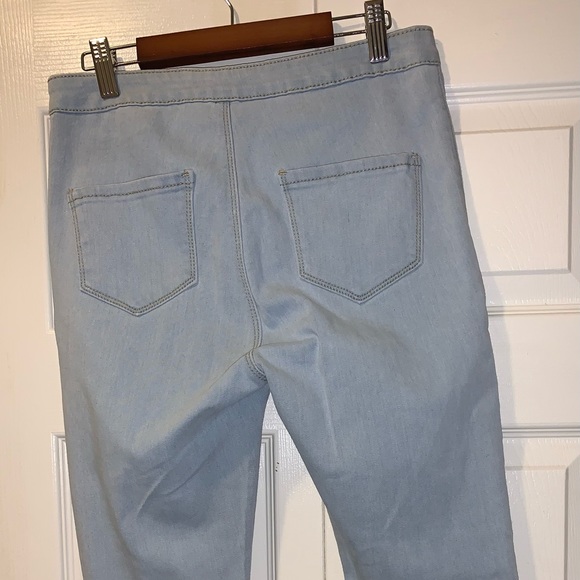🎊🎉🎇HOST PICK🎆🎈❤️🎊🎉Woman Jean pre loved 🥰 like new distressed knee - Picture 2 of 11